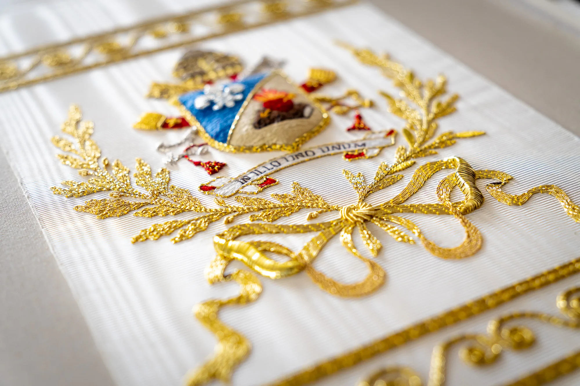 Paramento sacro finito, ricamato a mano in oro e seta