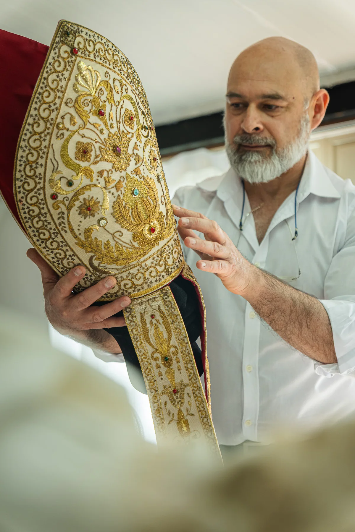 Michele Cassata con una mitria ricamata in oro