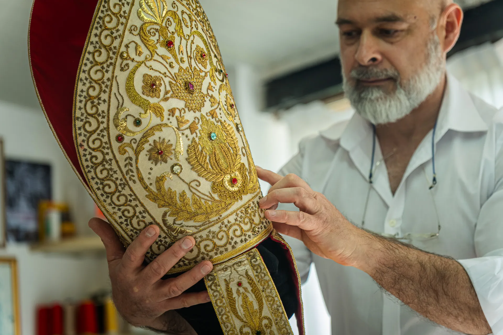 Michele Cassata mostra una mitria ricamata in oro e pietre dure