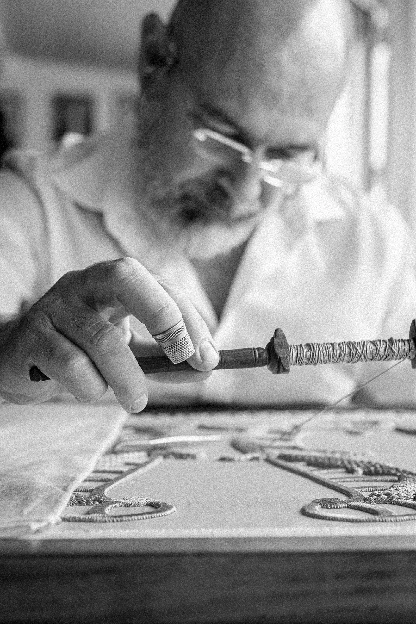 Michele Cassata ricama con ditale e spoletta di filo d’oro