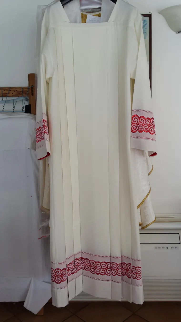 Camice bianco a pieghe con tramezzi in filet rosso