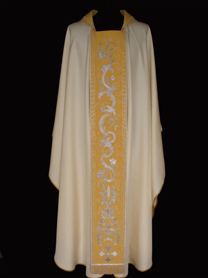 Casula bianca in shantung di seta con stoloni e colletto ricamati, realizzati con il riporto di un ricamo in argento di due stole settecentesche originariamente di colore rosa.