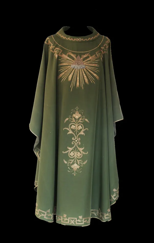 Casula verde ricamata in oro su shantung di seta verde realizzata con il riporto dei ricami di un antico velo omerale.