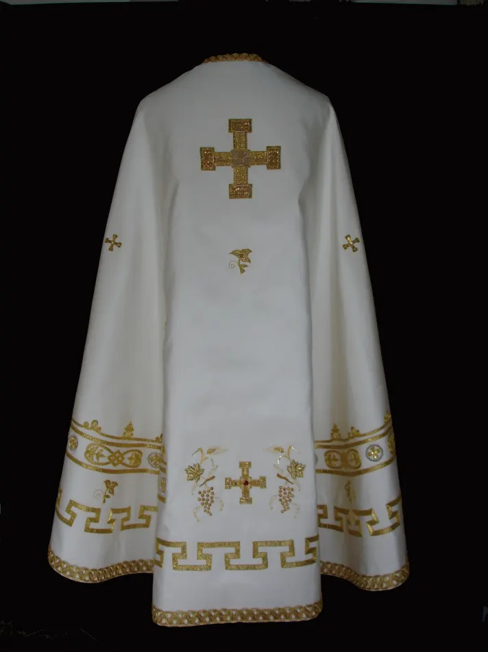 Casula bianca bizantina ricamata in oro su moella di seta, realizzata con il riporto dei ricami di una casula già esistente molto deteriorata.