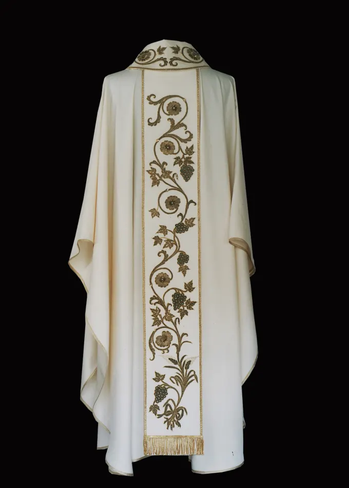 Casula bianca con stoloni e colletto ricamati in oro e paste vitree su shantung di seta, realizzata con il riporto del ricamo di una pianeta.