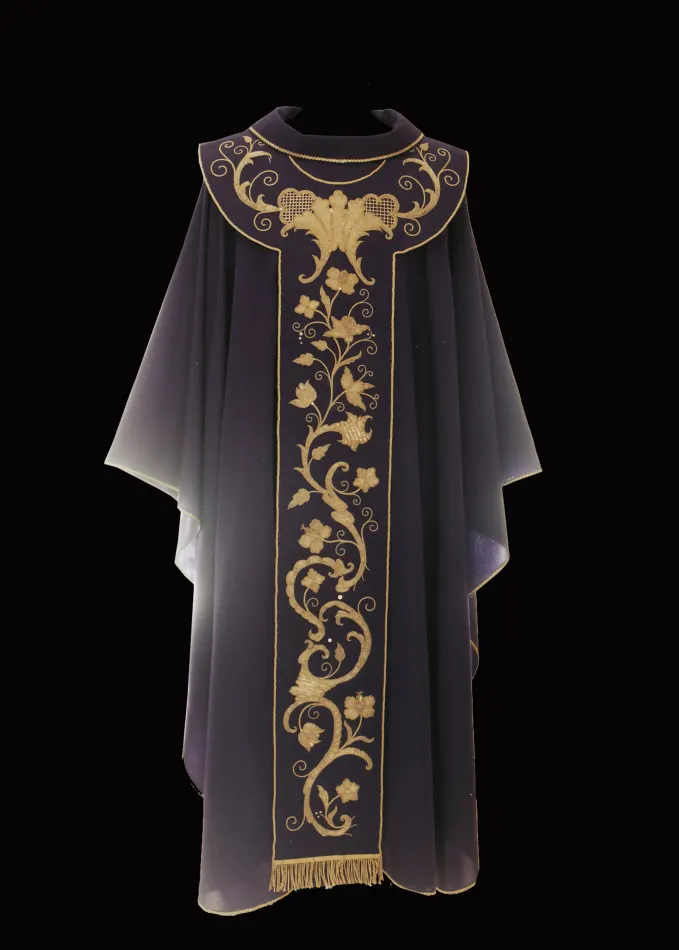 Casula viola con pallio ricamato in oro su shantung di seta, realizzata con il riporto del ricamo di una antica pianeta.