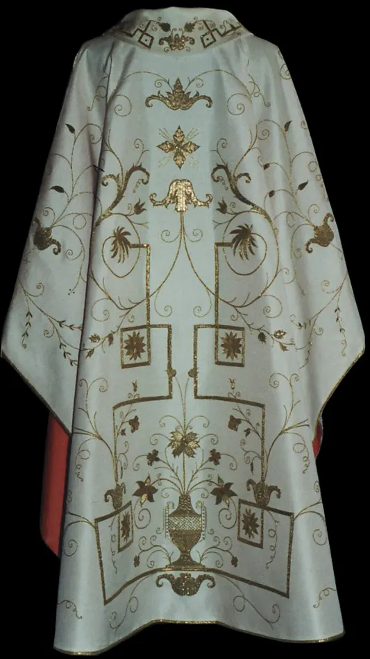 Casula bianca ricamata in oro su shantung di seta, realizzata con il riporto dei ricami di una dalmatica del periodo neoclassico.