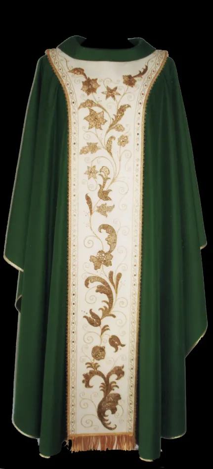 Casula verde con stolone ricamato in oro su shantung di seta bianca, realizzato con il riporto di antichi ricami recuperati da alcuni manipoli e stole molto deteriorati ormai in disuso.