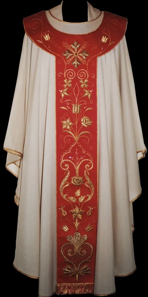 Casula bianca con stolone ricamato in oro su raso di seta rosso, realizzata con il riporto dei ricami di una antica pianeta molto deteriorata.
