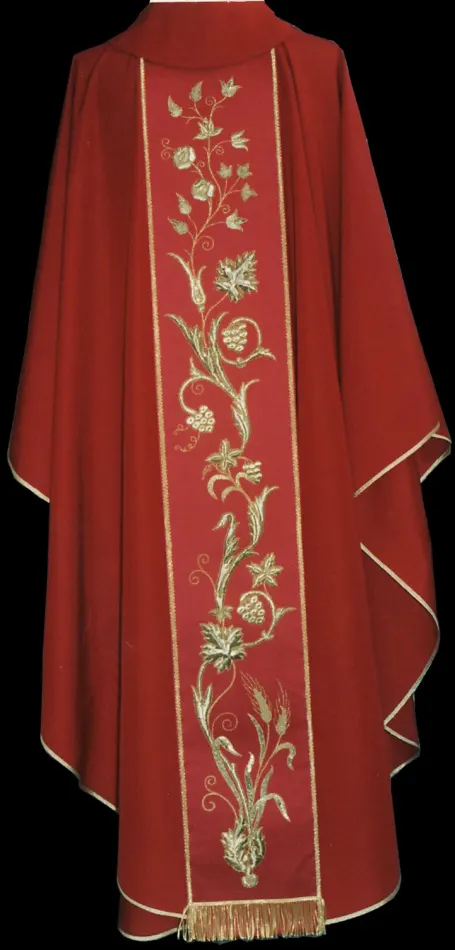 Casula rossa con stoloni ricamati in oro, realizzata con il riporto di antichi ricami recuperati dai manipoli ormai in disuso.