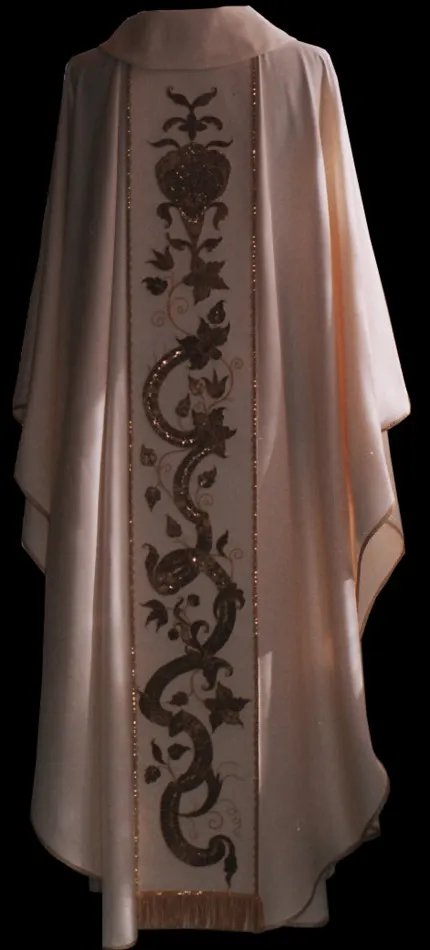 Casula bianca con stoloni ricamati in oro su shantung di seta, realizzata con il riporto di antichi ricami.