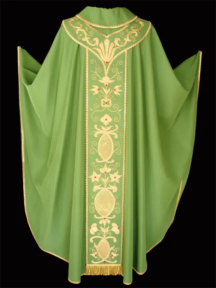 Casula con pallio ricamato in oro e pietre semi preziose su seta verde, realizzata con il riporto dei ricami di una antica pianeta. Nell'operazione di riporto i ricami sono stati interamente restaurati, lucidati ed impreziositi da numerose corniole.