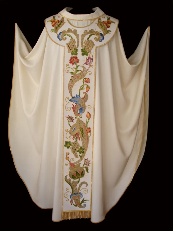 Casula con pallio realizzato su seta laminata con la tecnica del riporto da frammenti ricamati molto deteriorati. I frammenti sono stati composti a disegno quindi lucidati e restaurati riattaccando tutti i filati che con il tempo e con l'usura si erano staccati ed ossidati. Anche le parti ricamate in seta a punto pittoresco sono state integrate seguendo le poche tracce di seta colorata che er