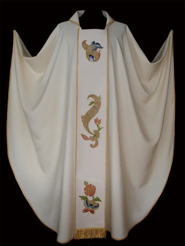 Casula bianca ricamata in oro e seta a punto pittoresco su tessuto di seta laminato. La casula fa parte di un parato composto da diversi pezzi realizzato per la Cattedrale di Palermo. Gli stoloni, posteriore ed anteriore, sono ornati da alcuni elementi ricamati in oro e seta che riprendono i motivi che ornano in maniera molto più ricca la casula del presidente