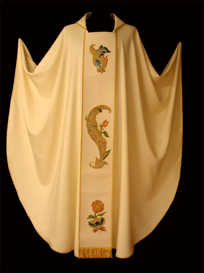 Casula bianca ricamata in oro e seta a punto pittoresco su tessuto di seta laminato. La casula fa parte di un parato composto da diversi pezzi realizzato per la Cattedrale di Palermo. Gli stoloni, posteriore ed anteriore, sono ornati da alcuni elementi ricamati in oro e seta che riprendono i motivi che ornano in maniera molto più ricca la casula del presidente.