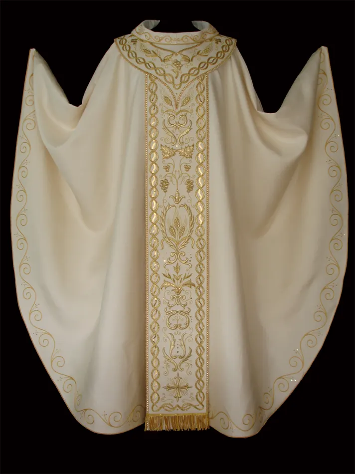 Casula ricamata io oro su shantung di seta pura color avorio realizzata dal riporto di una pianeta molto rovinata. I ricami, prima di essere stati riportati, sono stati accuratamente lucidati riacquistando così l'originale splendore spento nel tempo dall'ossido e dallo sporco. I ricami, durante l'operazione delicata del riporto sono stati accuratamente restaurati e ripresi nelle lor