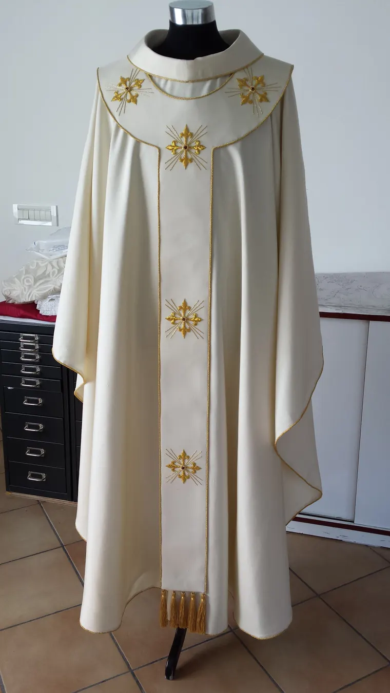 Casula avorio con croci ricamate in oro
