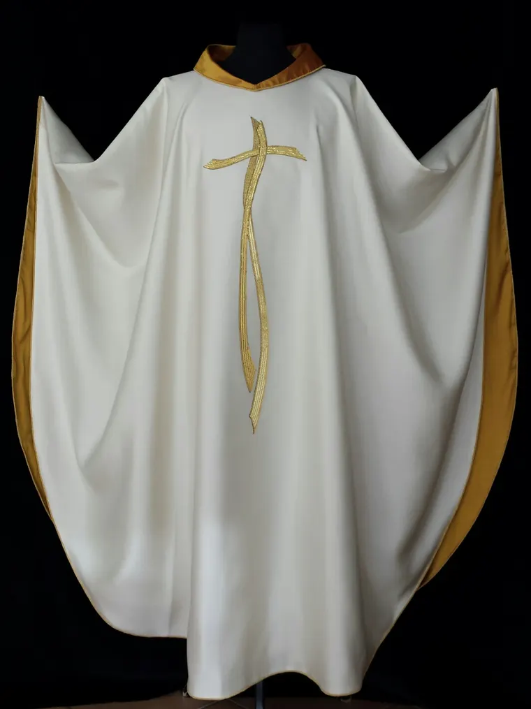 Casula avorio con croce stilizzata in oro e collo color ocra