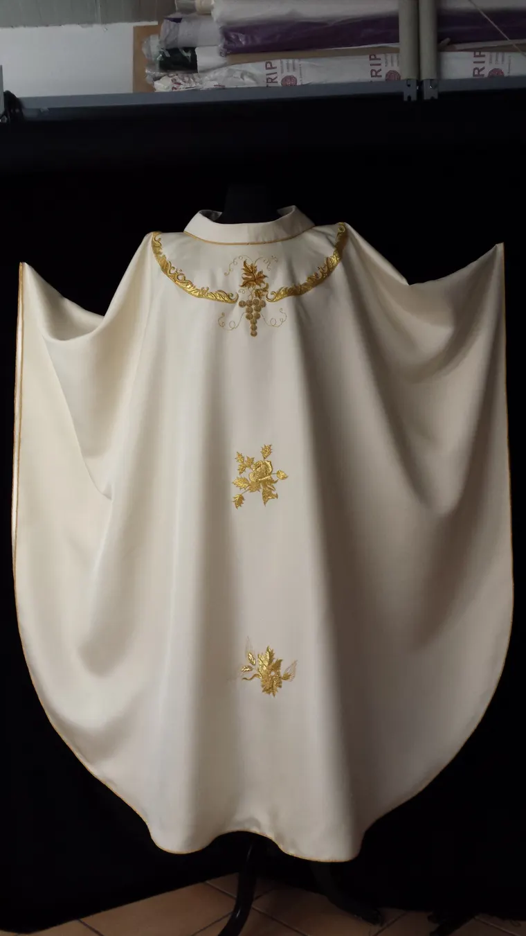 Casula avorio con ricami in oro di uva, spighe e rose