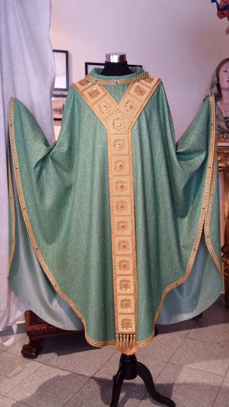 Casula verde con stolone a formelle in oro