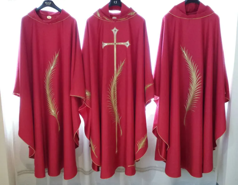 Set di casule rosse con palme e croce in oro per la cattedrale