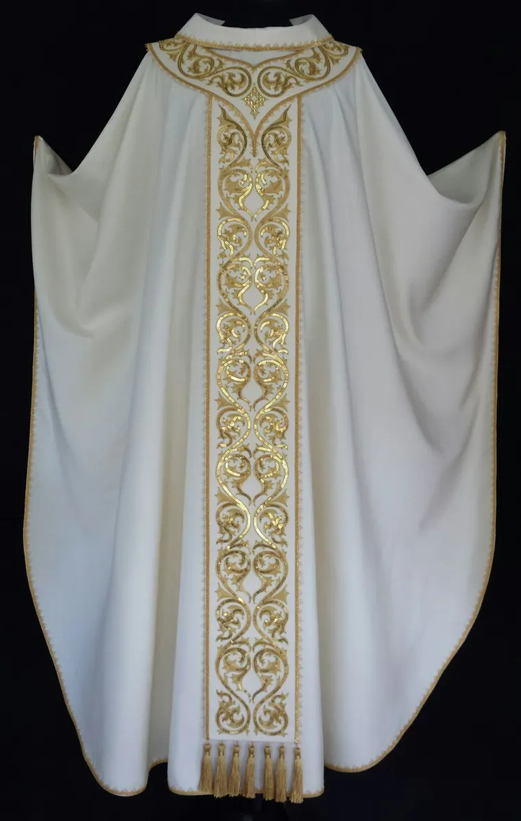 Casula bianca con stolone in oro e paillettes, con stole coordinate