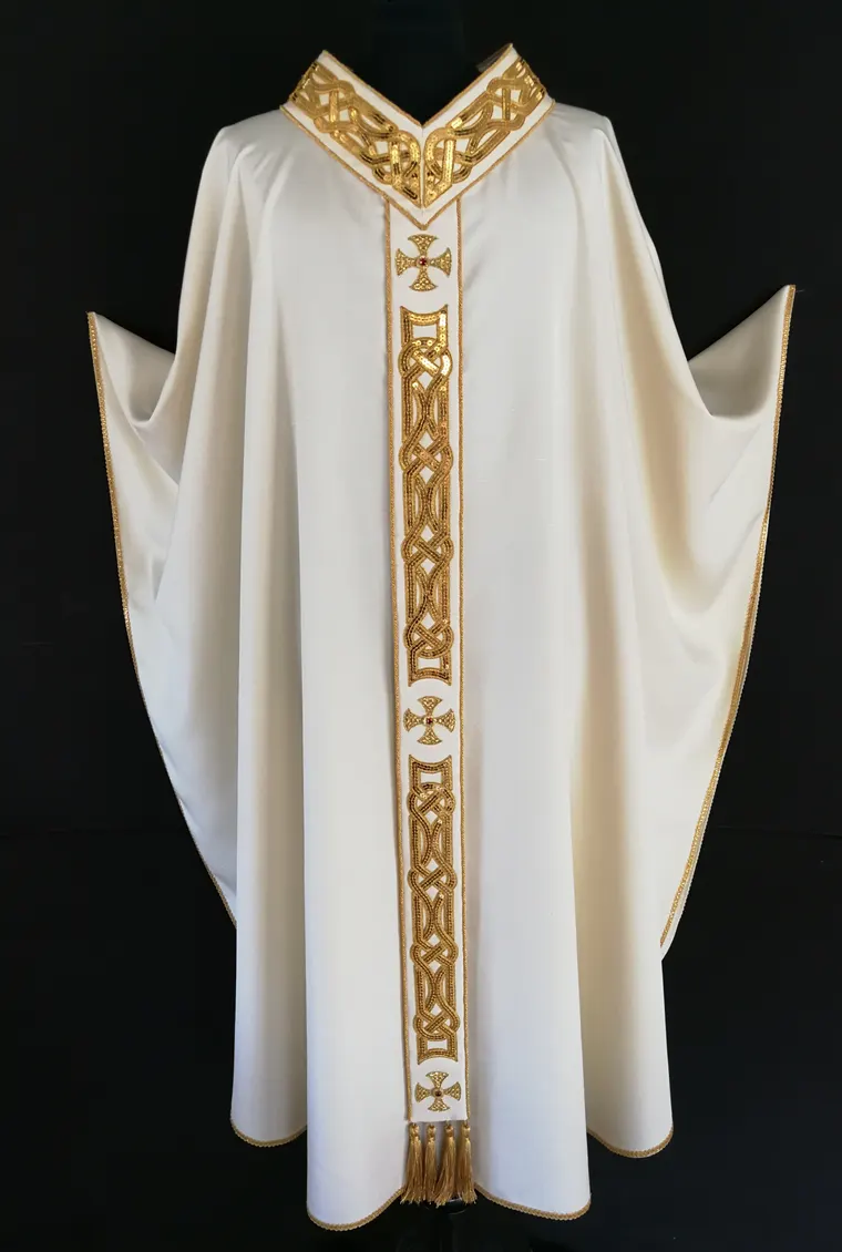 Casula bianca con stolone a intrecci in oro e croci greche