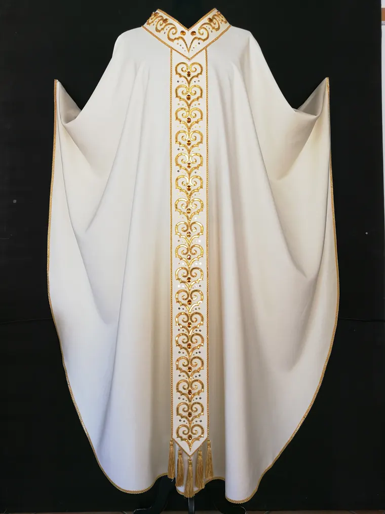 Casula avorio con stolone a volute in paillettes oro e cristalli ambra
