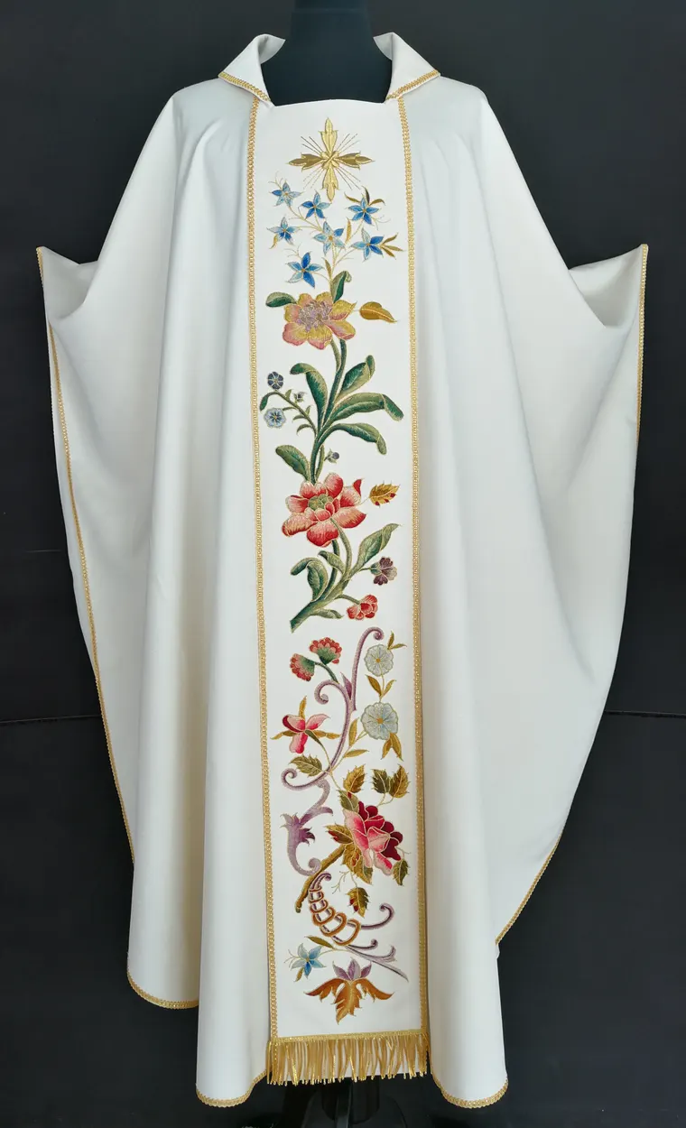 Casula bianca con stolone a fiori policromi ricamati in seta e oro