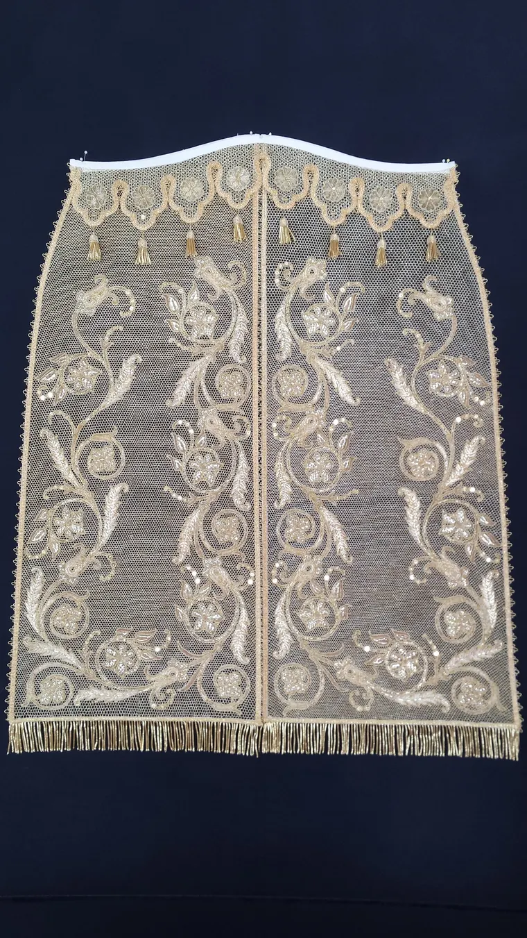 Conopeo in rete con ricami floreali in oro e frangia