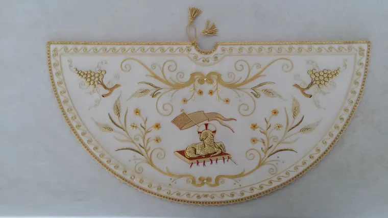 Copripisside bianco con Agnello e girali ricamati in oro