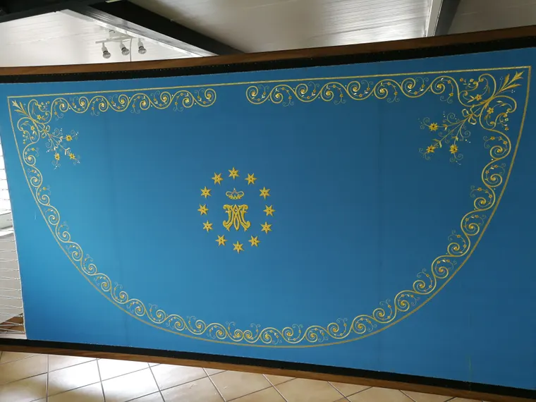 Manto azzurro nuovo con ricami in oro, monogramma mariano, corona e stelle per la Madonna del Perpetuo Soccorso di Prizzi