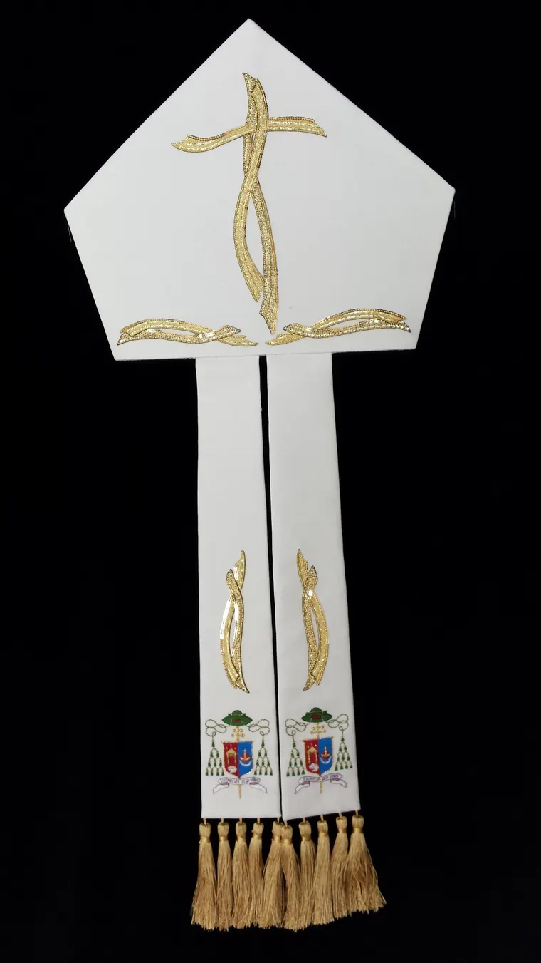 Mitria bianca con croce oro e stemma vescovile