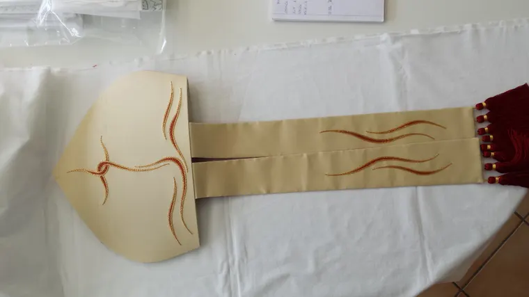 Mitria avorio con ricamo stilizzato rosso e oro