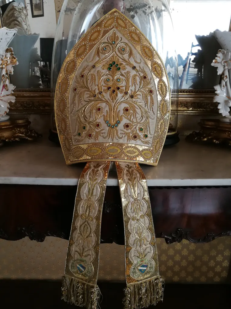 Mitria antica avorio e oro con pietre e paillettes, restaurata con smontaggio, nuovo supporto e fodera cremisi