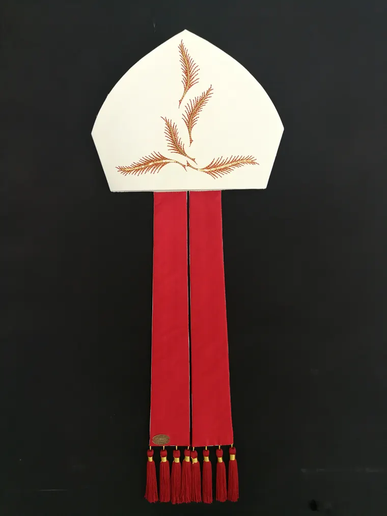 Mitria bianca con palme rosse per Papa Francesco