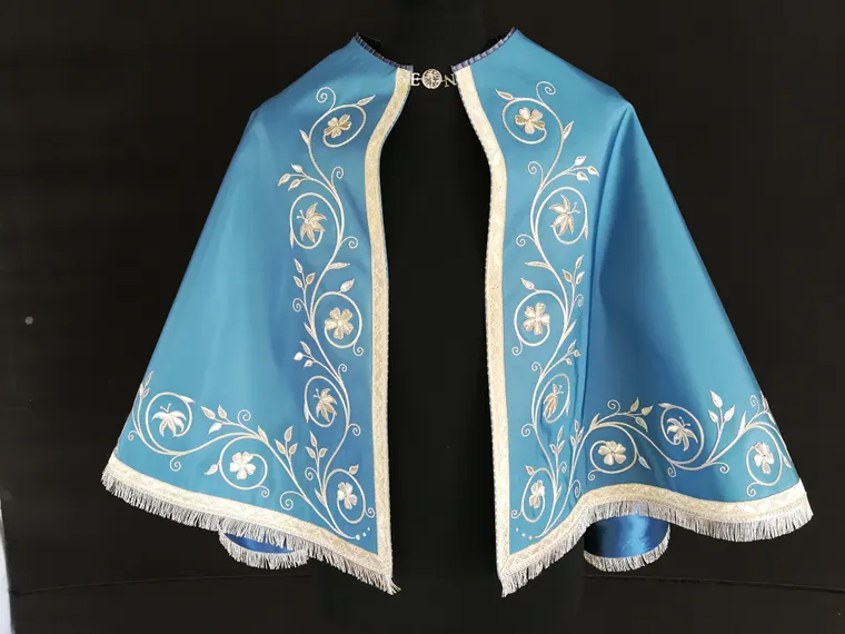 Mozzetta azzurra con ricami floreali argento e oro