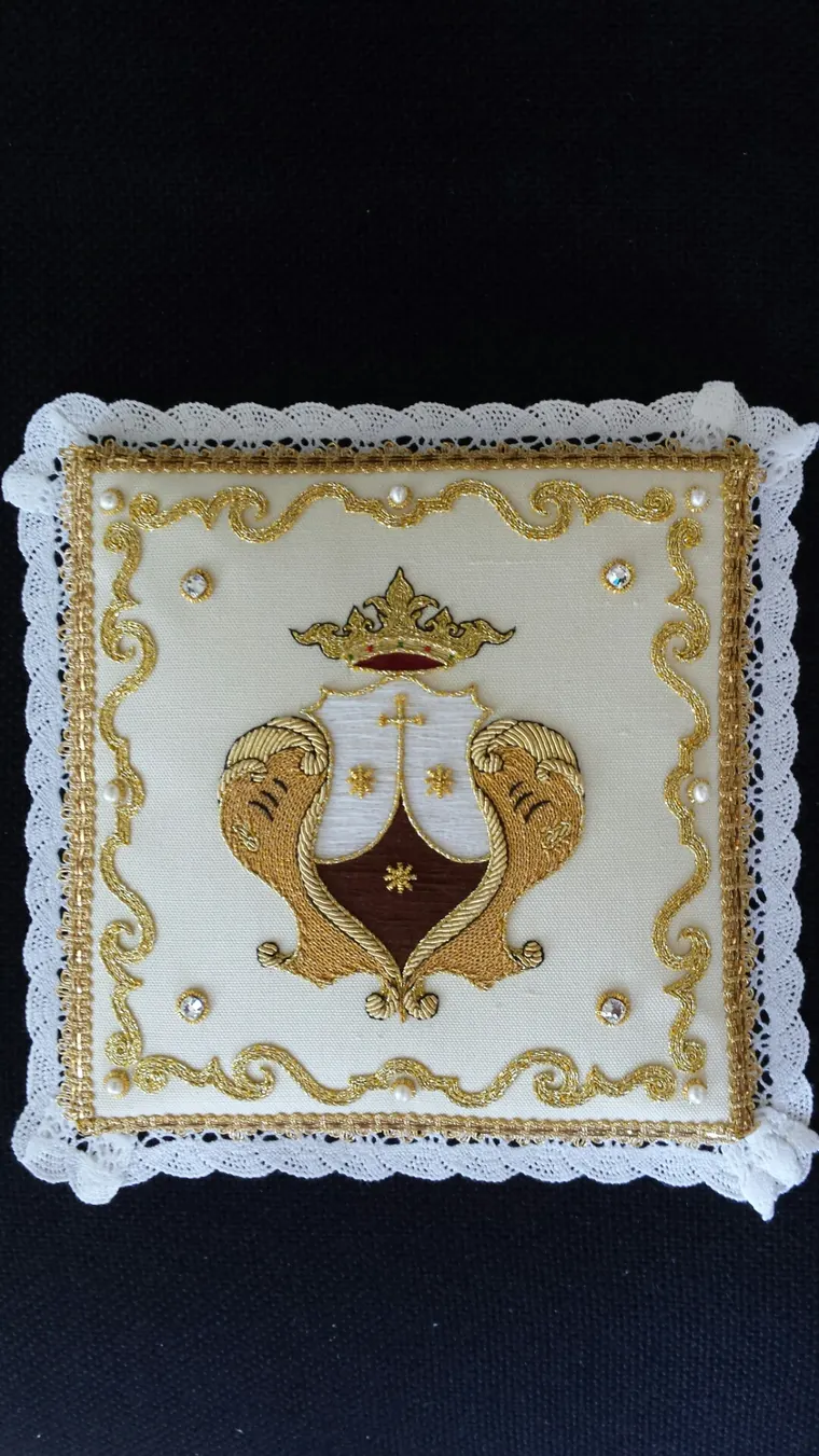 Palla avorio con stemma carmelitano e pizzo bianco
