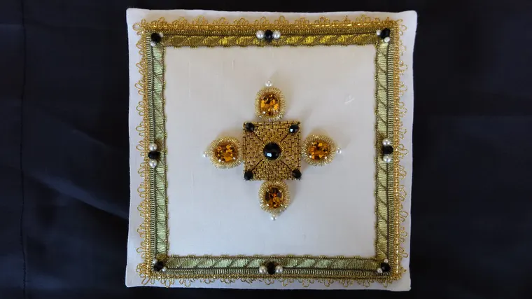 Palla avorio con croce oro, pietre ambrate e perle
