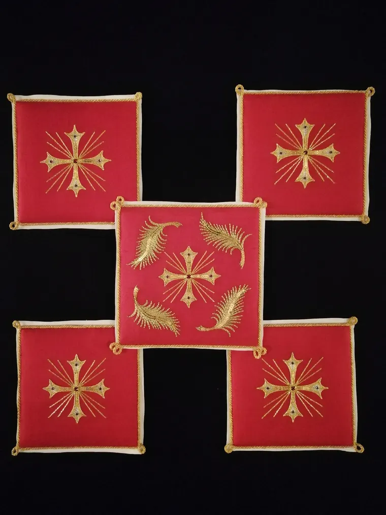 Set di palle rosse con croci e palme oro