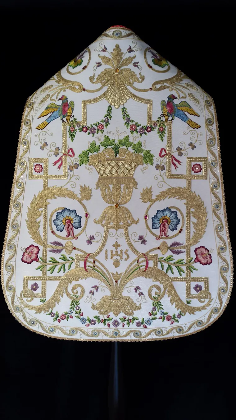 Pianeta bianca in oro e sete policrome, copia da originale antico