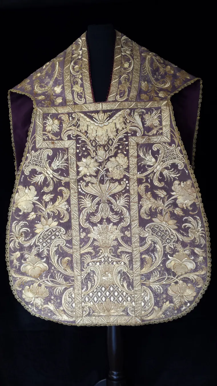 Pianeta antica viola con ricami in oro, restauro completo