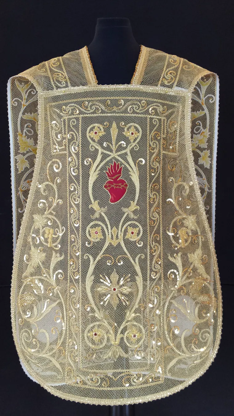 Pianeta ricamata in oro su rete con Sacro Cuore e stemmi