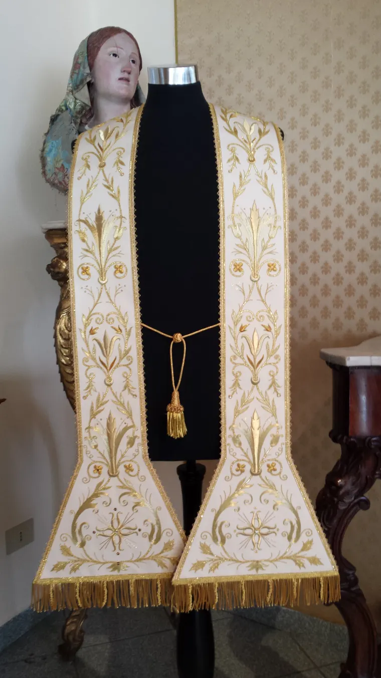Stola avorio con racemi, gigli e croci in oro
