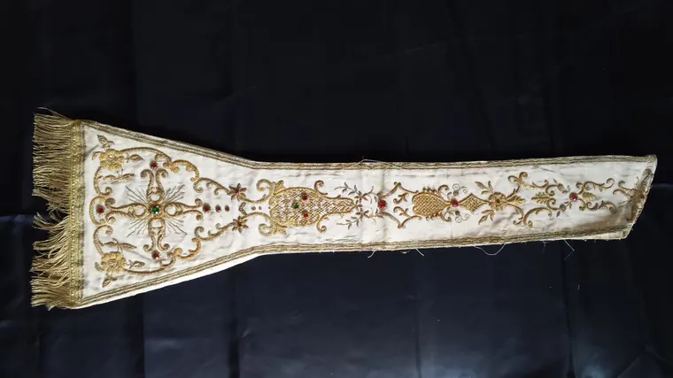 Stola antica avorio con ricamo oro e pietre colorate