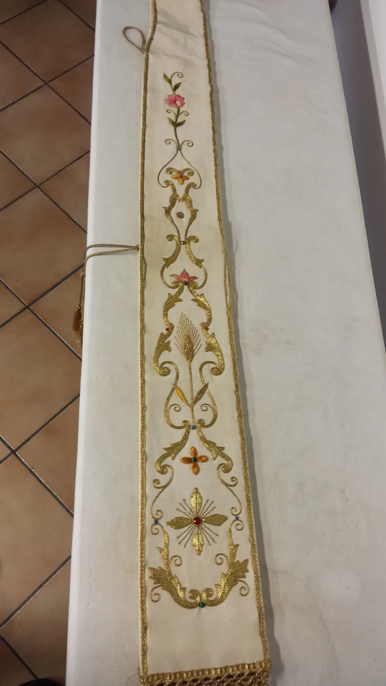 Stola avorio con ricami in oro, fiori e pietre