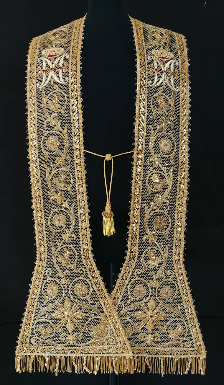 Stola su rete oro con monogramma mariano coronato
