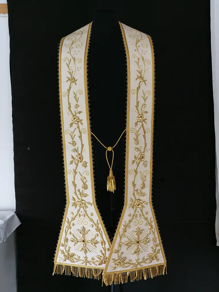 Stola avorio con rose e croce raggiata ricamate in oro