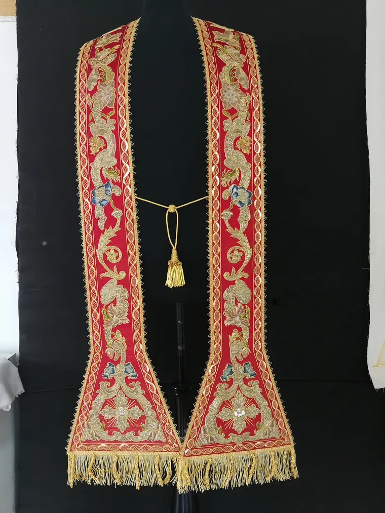 Stola rossa con ricami in argento e oro e fiori in seta