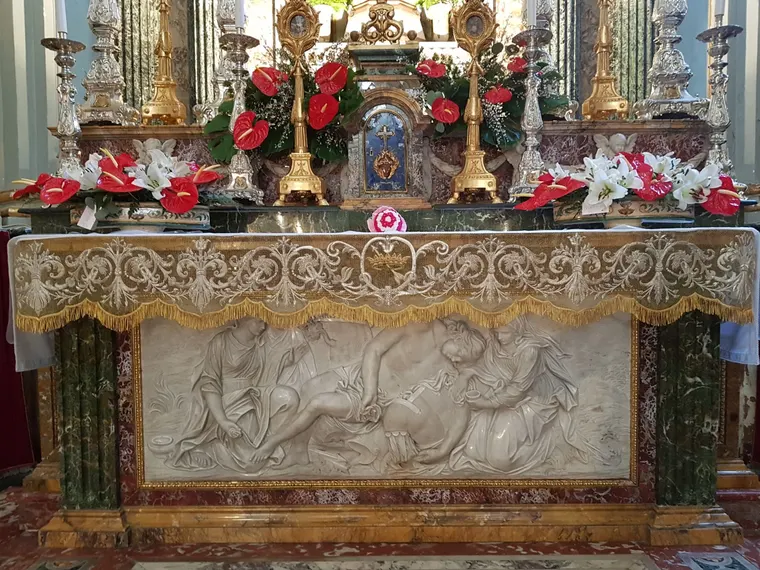 Tovaglia di altare su rete dorata con ricami argento, restaurata